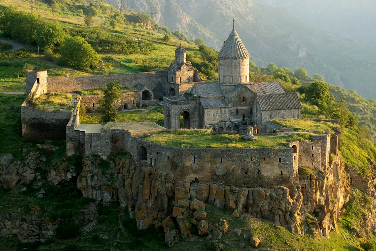 Le monastère de Tatev : citadelle spirituelle et phare médiéval du Syunik